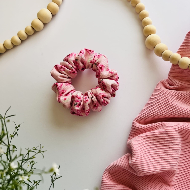 urodzinowa-gumka-do-wlosow-scrunchie-nandi-concept-store-wiskoza-twill-kwiatowa-rozowa-duza-mala-srednia-piekna (8).JPG