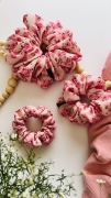 urodzinowa-gumka-do-wlosow-scrunchie-nandi-concept-store-wiskoza-twill-kwiatowa-rozowa-duza-mala-srednia-piekna (9).JPG