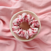 urodzinowa-gumka-do-wlosow-scrunchie-nandi-concept-store-wiskoza-twill-kwiatowa-rozowa-duza-mala-srednia-piekna (10).JPG