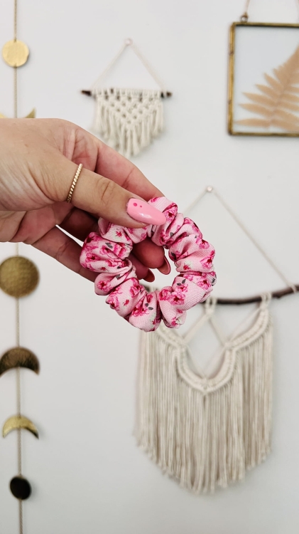 urodzinowa-gumka-do-wlosow-scrunchie-nandi-concept-store-wiskoza-twill-kwiatowa-rozowa-duza-mala-srednia-piekna (14).JPG