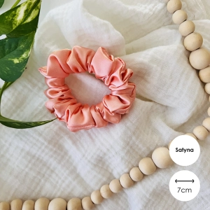 Satynowa gumka do włosów scrunchie MINI Łosoś