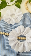 haftowana-gumka-scrunchie-biala-na-komunie-chrzest-slub-dla-dziewczynki-sypiacej-kwiatki-druchen-na-uroczystości (2).JPG