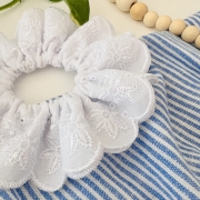 haftowana-gumka-scrunchie-biala-na-komunie-chrzest-slub-dla-dziewczynki-sypiacej-kwiatki-druchen-na-uroczystości (5).JPG