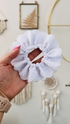 haftowana-gumka-scrunchie-biala-na-komunie-chrzest-slub-dla-dziewczynki-sypiacej-kwiatki-druchen-na-uroczystości (10).JPG