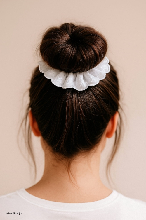 haftowana-gumka-scrunchie-biala-na-komunie-chrzest-slub-wizualizacja-dorosla-kobieta.jpg