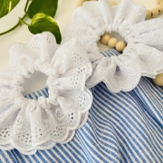 haftowana-gumka-scrunchie-biala-na-komunie-chrzest-slub-dla-dziewczynki-sypiacej-kwiatki-druchen-na-uroczystości (7).JPG