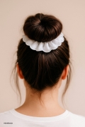haftowana-gumka-scrunchie-biala-na-komunie-chrzest-slub-wizualizacja-dorosla-kobieta.jpg