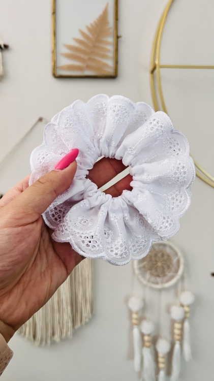 haftowana-gumka-scrunchie-biala-na-komunie-chrzest-slub-dla-dziewczynki-sypiacej-kwiatki-druchen-na-uroczystości (11).JPG