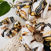 meduza-gumka-scrunchie-barokowa-wloska-satyna-biala-czarna-zlota (9).JPG